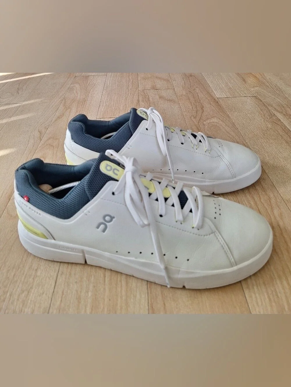 Mens 11 - On THE ROGER Advantage Ivory Evergreen Sneaker